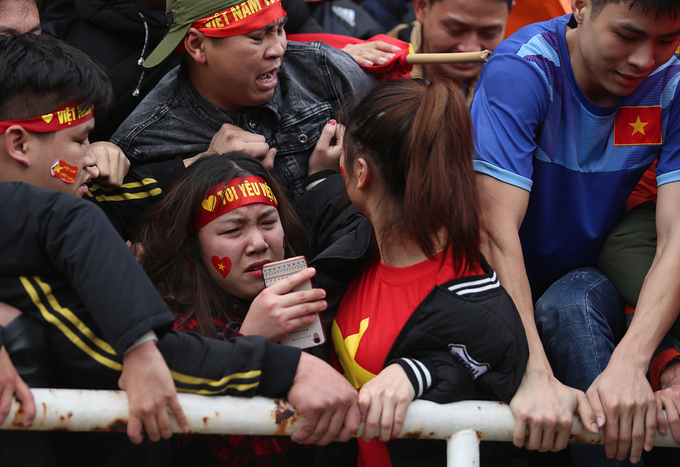 Sân Mỹ Đình quá tải trong trận chung kết, nhiều người bị thương